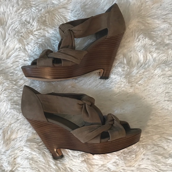 SALE‼️ Brand NEW Saks Fifth Ave sandals!!!! SOLD - Picture 1 of 3
